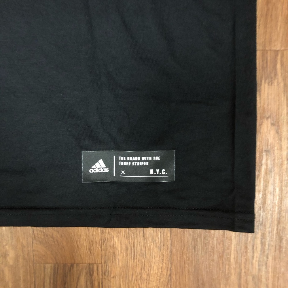 🏀 NWT Adidas Basketball NYC Take A Bite T-Shirt - Picture 6 of 7